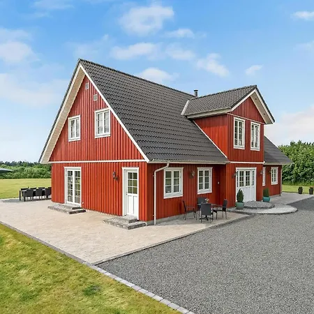 6 Bedroom Cozy In Grindsted