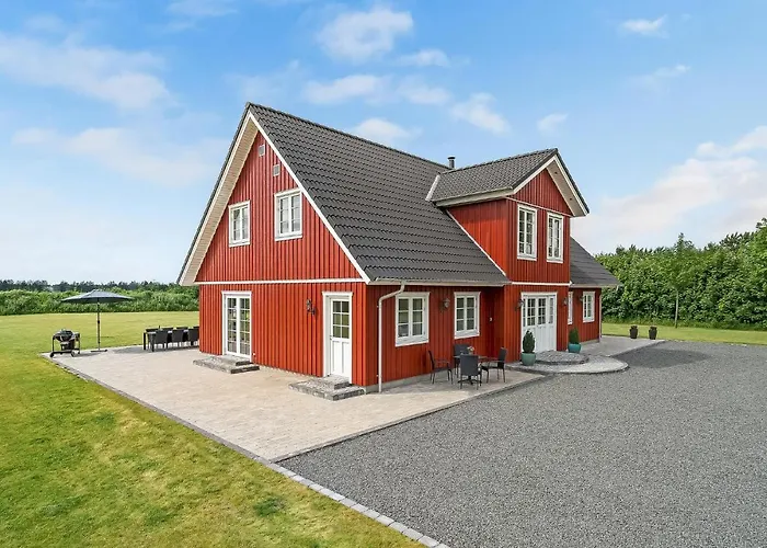 6 Bedroom Cozy In Grindsted